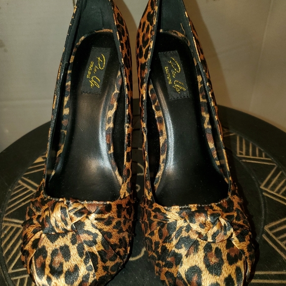 Shoes - Picture 2 of 8